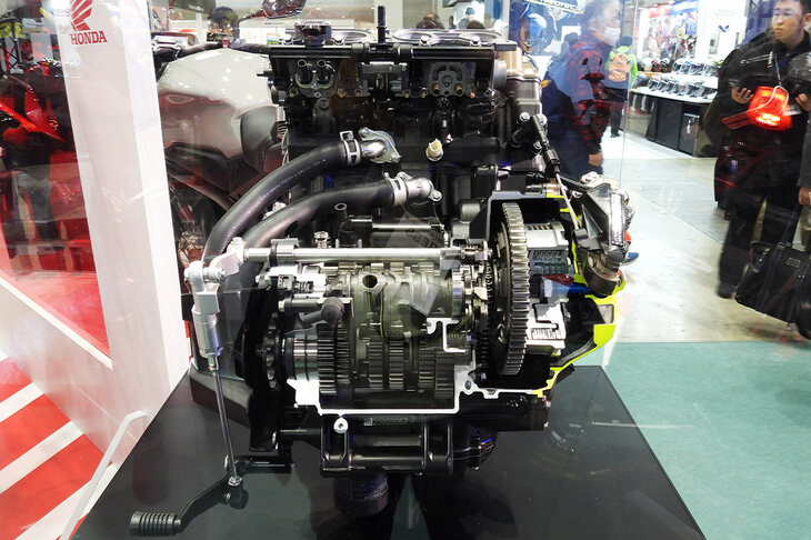 「Honda E-Clutch」を備えたエンジンのカットモデル。