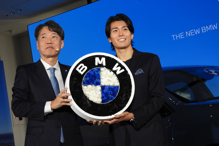 BMWジャパンの上野金太郎社長（写真左）と、BMWブランド・フレンドに任命された、サッカーの中村敬斗選手（同右）。