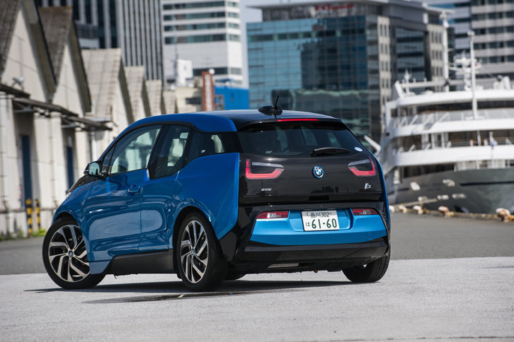 「i3」は2016年9月にマイナーチェンジ。従来モデルを70％上回る、390km（JC08モード）という一充電走行可能距離を実現した。