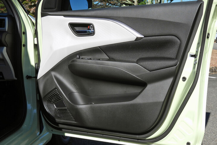 スズキ・スイフト ハイブリッドMZ（フロントドアインナーパネル）