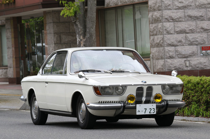 1969年「BMW 2000C」。後の「6シリーズ」のルーツとなるクーペで、名称末尾の「C」は2リッター直4 SOHCエンジンがシングルキャブ仕様であることを意味する。これが「CS」だと、ソレックス・ツインチョークキャブ2連装となる。