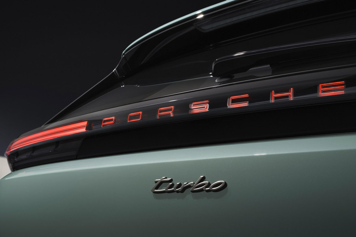 「カイエン ターボ エレクトリック」のエンブレム