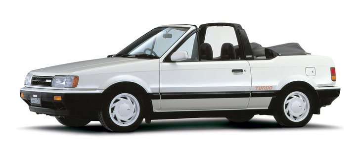 1986年に登場した「マツダ・ファミリア カブリオレ」。「フォルクスワーゲン・ゴルフ カブリオレ」に始まるコンパクトなハッチバックをベースとするカブリオレだが、マツダとしては初のオープンモデルだった。