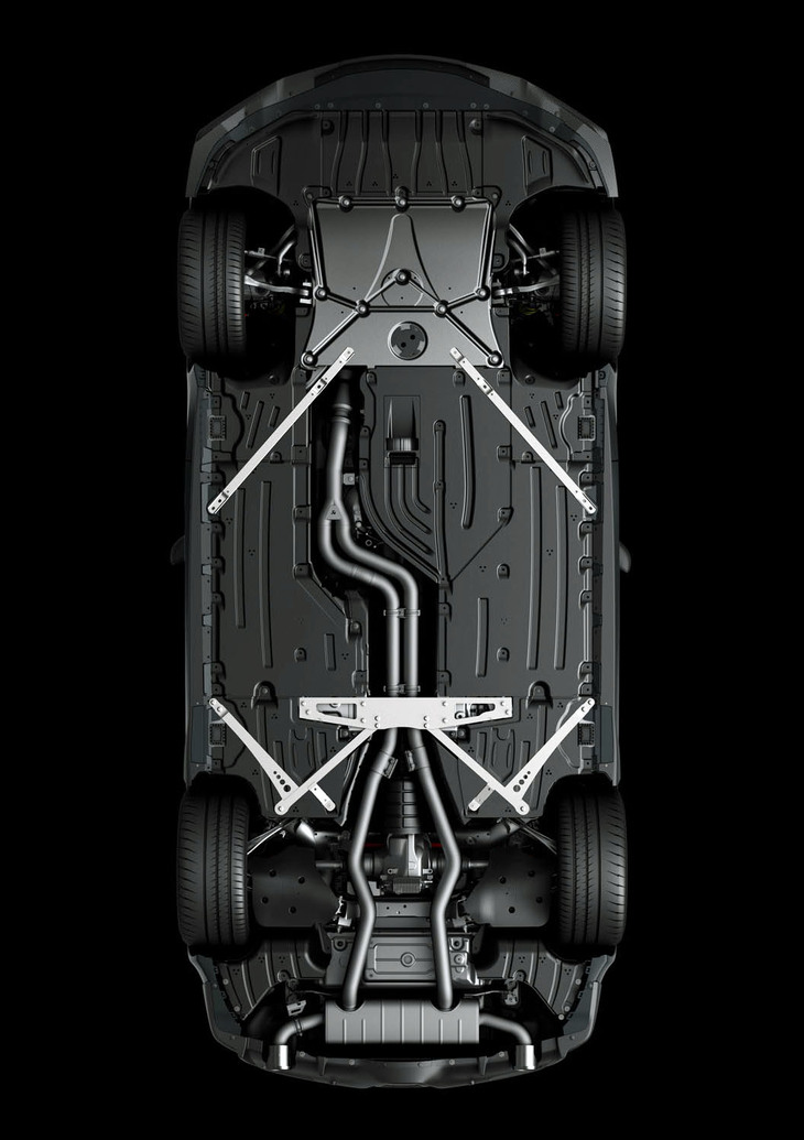 フロアにおいてはブレースが追加または強化され、車体の剛性アップが図られている。写真に見られる排気系のレイアウトが、大幅なパワーアップが実現できた要因だろうと多田さんは語る。