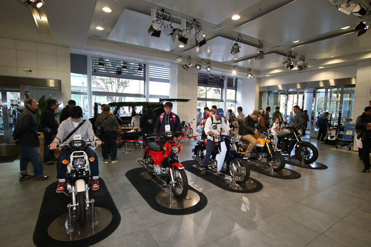 館内には、現行型「カブ」シリーズの展示も行われ、自由に触れることができた。左から「クロスカブ50」「クロスカブ110」「スーパーカブC125」。その隣の小さなバイクは、生まれ変わった新型「モンキー125」だ。