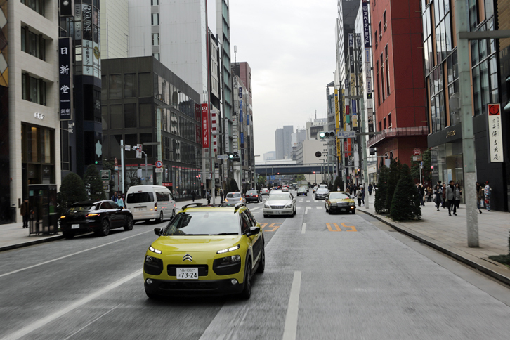 トーキョーの街にもあっさりとなじみそうなシトロエンの個性派「C4カクタス」。デザイナーや開発者にも話を伺った。（photo：北畠主税）