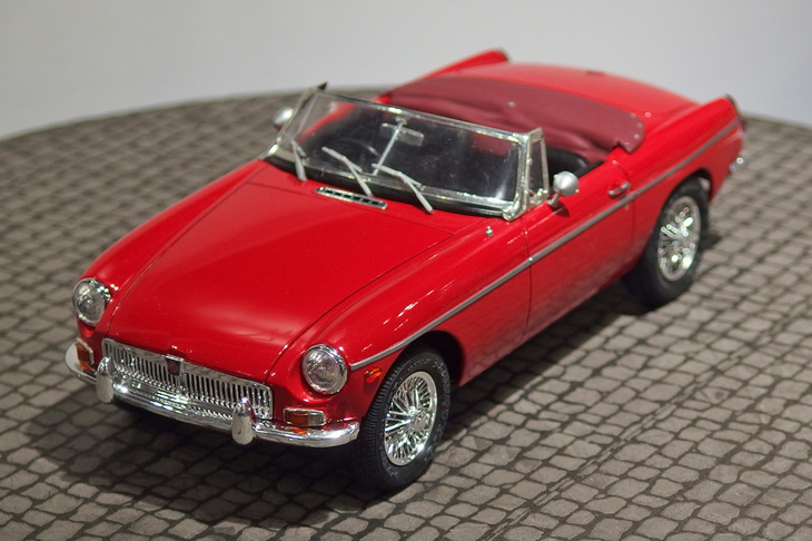 アオシマの1/24「MGB Mk2 '68」。新規デカールが付属する再生産品で、ウレタンバンパーに純正アルミホイールを備えた「MGB Mk3 '74」もラインナップ。いずれも2018年12月発売予定で価格は3024円。