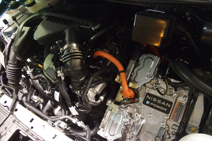 1.2リッターの直3自然吸気エンジンと電気モーターを組み合わせた日産自慢の電動パワートレイン「e-POWER」。今回試乗した「ノートX FOUR」は4WD車で、最高出力116PSのフロントモーターと同68PSのリアモーターを搭載する。