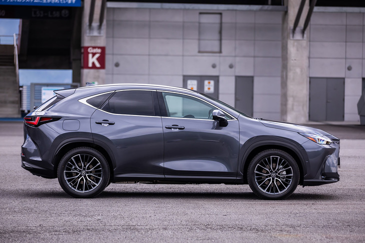 新型「NX」のボディーサイズは全長×全幅×全高＝4660×1865×1660mmで、ホイールベースは2690mm。これは全モデル共通の数値となる。従来型に比べてボディーは20mm長く、20mm幅広く、15mm高くなっている。