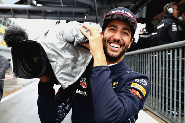 雨に見舞われた土曜日の予選は、Q1開始直後から約2時間半にもわたり中断。この間に関係者へのインタビューなどが行われたが、中でもピットで再開を待つ（暇を持て余す？）ドライバーにカメラを渡してのテレビ中継はちょっとした見ものとなった。レッドブルのダニエル・リカルド（写真）は、ズカズカとライバルのメルセデスのガレージに入ってはマシンをクローズアップし、スタンドでぬれながら待つ観客から喝采を浴びていた。（Photo=Red Bull Racing）