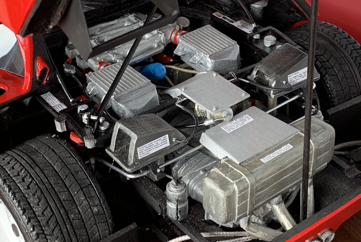 1/6「フェラーリF40」のエンジンルーム。配線・配管類を除きすべてバルサ製である。