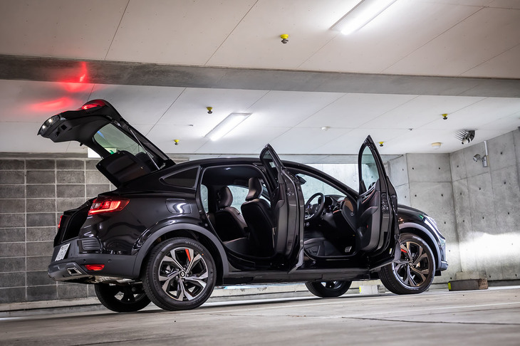 「ルノー・アルカナR.S.ラインE-TECHハイブリッド」のボディーサイズは全長×全幅×全高＝4570×1820×1580mm、ホイールベースは2720mm。車重は1470kgと発表されている。