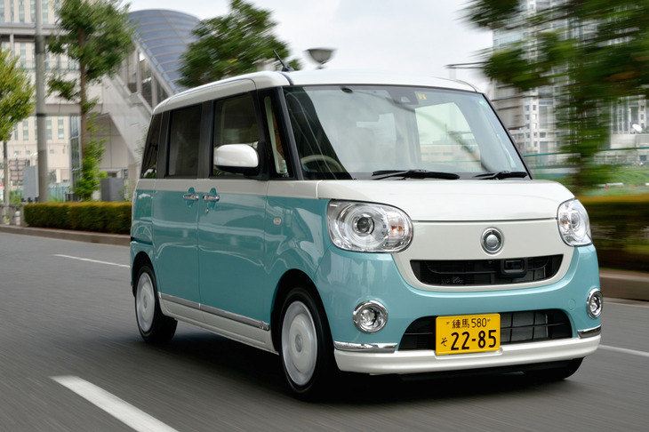 2016年9月に登場した「ダイハツ・ムーヴ キャンバス」。コンセプトモデルの段から「“ワーゲンバス”を意識した？」と言われていたが……。こうして見てみると、車体色の塗り分け以外に、あまり類似している箇所はない。（写真：峰 昌宏）