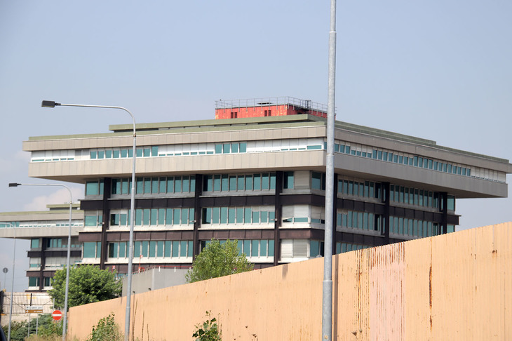 別の角度から見ると、退色した屋上部分や痛々しく曲がったブラインドも目に入る。