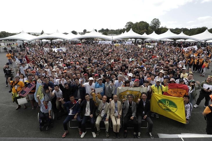 イベント恒例の集合写真では、ファンとロードスター開発主査が参加。よく見ると、NDのデザイナーで、元主査である中山さんの姿が見当たらない。実は、愛車のNAで参加するも、急に愛車の調子が悪くなり、修理をしていたら、集合時間に間に合わなかったとのこと。この後、なんとか応急処置を終え、ファンとの交流を楽しんでいた。