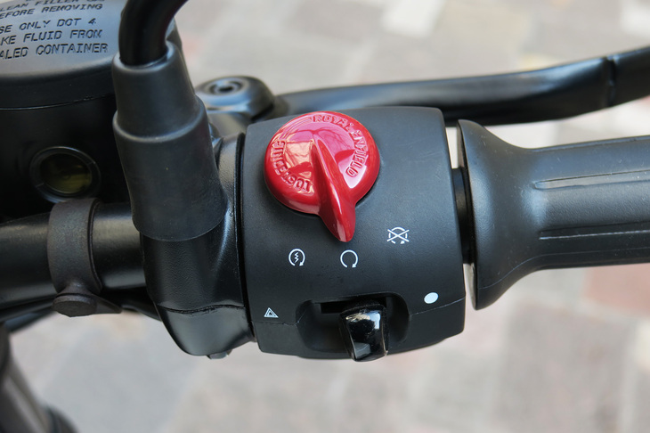 スタータースイッチはクラシックなロータリー式。キーをシリンダーに差してひねり、このスイッチのツマミを左へやればエンジンが始動する。