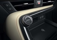 ドライブモードのセレクターは、センターコンロール上の、ステアリングホイールからすぐ手が届く位置にレイアウトされている。