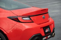 リアまわりは、ナンバープレートをバンパー側に移設することでトランクルーム周辺をシンプル化。ダックテールスポイラーの存在感も強調される。