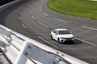 新型「シビック」は全グレードが「アジャイルハンドリングアシスト」を搭載。コーナリング時にブレーキを制御し、ステアリング切り始めの回頭性や旋回中のライントレース性を向上させる。