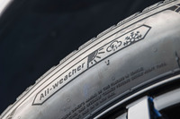 欧州や北米で実績のある「エヌブルー4シーズン2」のサイドウォールには、「ALL-Weather」のロゴと、天候を視覚化したマークが入れられている。