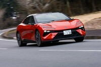 ロータスが「世界最速のエレクトリックGTのひとつ」（報道資料より）と胸を張る「エメヤ」。「エメヤR」の動力性能は、0-100km/h加速が2.78秒、最高速が256km/hとされている。