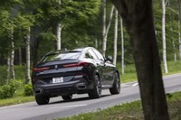 マイルドハイブリッドシステムは制動エネルギーを回生して発電するスタータージェネレーターと、その電気をためる48Vのリチウムイオンバッテリーで構成される。