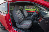 「up! GTI」専用のファブリックシート。特徴的な白と赤のチェック柄はリアシートにも施されている。