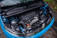 「C3エアクロスSUV」に搭載されるパワーユニットは、最高出力110PS、最大トルク205N・mの1.2リッター3気筒ターボのみ。アイシン・エィ・ダブリュ製の電子制御6段ATが組み合わされる。