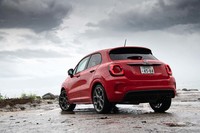 サスペンションは前後ともマクファーソンストラット式。バネとショックアブソーバーには「スポーツ」専用のセッティングが施される。