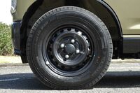 タイヤについては、横浜ゴムと同車専用のアイテムを共同で開発。「e-アトレー」ではスチールホイールのペイントも異なり、ブラックのメタリック塗装が用いられている。