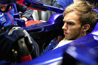 トロロッソは、ピエール・ガスリー（写真）がハンガリーGP以来となる今年4度目のQ3進出で9番グリッド、予選18番手タイムだったブレンドン・ハートレーは他車ペナルティーの影響で16番グリッドからスタート。ハートレーはターン1を抜ける前に、バンドールンのマクラーレンとマーカス・エリクソンのザウバーに挟まれ行く手を失い接触、0周リタイア。ガスリーは、スタートでウィリアムズの2台に先行を許しポイント圏外に落ちてから上がってこれず、15位完走。（Photo＝Toro Rosso）