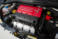 エンジンのヘッドカバーに施されたサソリのマーク。アバルトの象徴であるサソリのマークは、創業者のカルロ・アバルトがサソリ座であったことから採用された。