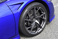 専用のデザインが与えられた鍛造アルミホイール。フロント19インチ（写真）、リア20インチと、前後のサイズは異なる。