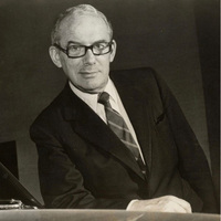 デイヴィッド・ブラウン
	（1904年～1993年）
	
	1946年にアストンマーティンを
	2万0500ポンドで買収し、オーナーとなったデイヴィッド・ブラウン卿。後に英国の高級車メーカー、ラゴンダ社も傘下に収め、現在に続くアストンマーティン・ラゴンダ社の原型ともいえる体制をつくり上げた。