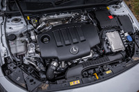 最高出力150PS/3400-4400rpm、最大トルク320N・m/1400-3200rpmの2リッター直4ディーゼルターボエンジン「OM654q」。トランスミッションは8段DCTが組み合わされる。