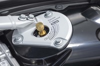 オーリンズ製の22段階の減衰力可変式ダンパーを装備。前後ともスプリングも強化タイプに変更されている（リアはリーフ）。