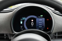 メーターに代えて備わる7インチのフルカラーTFTディスプレイ。車速や走行距離、バッテリー残量、航続可能距離などの情報に加え、ADAS（先進運転支援システム）のカメラが読み取った交通標識なども表示される。