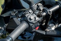 ACCや衝突被害軽減ブレーキ、各種警報装置といった、予防安全・運転支援システムの充実ぶりも「ヤマハ・トレーサー9 GT＋ Y-AMT」の特徴だ。