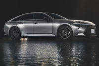 「クラウン セダン」のフロントマスクは先に発売された「クロスオーバー」などと同じ水平基調が特徴だ。