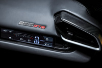 エンジンの排気量とシリンダー数を組み合わせた車名は、古くからフェラーリがV8ミドシップのモデルに用いていた伝統的なもの。「348」以降は慣例ではなくなったが、今回のモデルにも採用されることとなった。