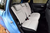 リアシートもまたフレームから新設計したという。座面のウレタンが先代モデルよりも厚くなっている。