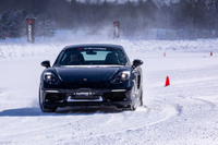 「アイスガード6 iG60」が装着された「ポルシェ718ケイマン」の走行シーン。トラクションコントロールをONにしていれば、雪上でも最高出力300PSのパフォーマンスをコントロールできる。