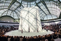 パリのグランパレにおけるシャネルのファッションショーに用いられた、直径20mのターンテーブル。
