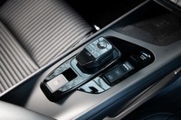 写真中央の四角いパーツがシフトセレクター。丸いセレクターをマウスのようにつまんで操作する先代モデルのものよりも扱いやすくなっている。