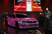 「ホンダ・シビック タイプR HRCコンセプト」を紹介する川坂英生氏。