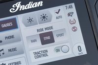 ライディングモードセレクターには「レイン」「スタンダード」「スポーツ」の3つの走行モードを用意。スロットルマップとトラクションコントロールの制御が切り替わる。