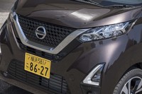 「デイズ」のフロントには、日産のデザインランゲージである“Vモーショングリル”やブーメラン形のシグネチャーが輝く。