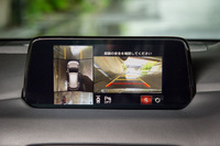 新たに採用された360°ビューモニター。自車を上から見たような俯瞰（ふかん）画像以外にも、自車周辺のさまざまな映像を表示することができる。