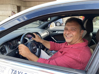 毎日の仕事の足として「アウディの快適性は重要な点」と話す。