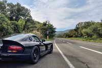 疲れたら路肩に「バイパー」を止めて休憩。そして激甘な缶コーヒーで一服する。好きに寄り道して、好きに休憩できるのが、一人旅のいいところ。